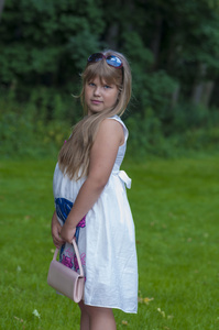 夏天穿裙子的小女孩在公园散步图片