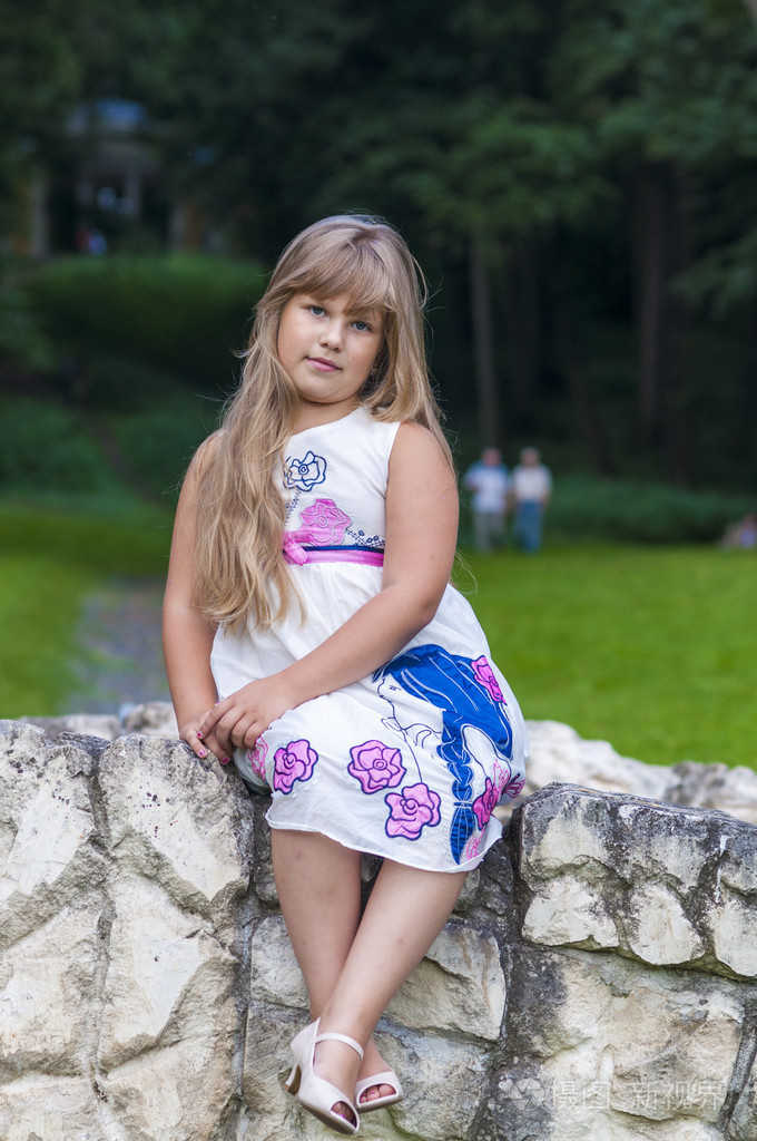 夏天穿裙子的小女孩在公园散步