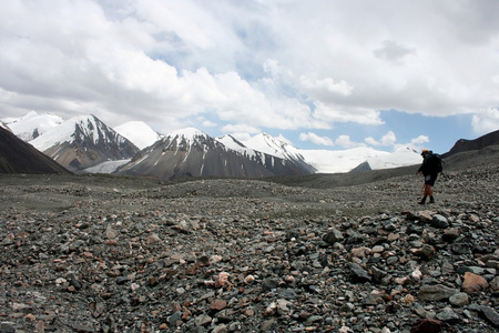 吉尔吉斯斯坦是 ak shyrak 地区，天山山脉，