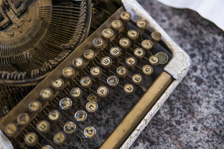 关闭视图在老肮脏残破的古董打字机机器钥匙用西里尔文符号信件
