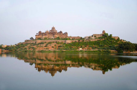 美丽的湖景和 Datia 宫。又名辛格宫或辛格开发宫。Datia。中央邦。印度