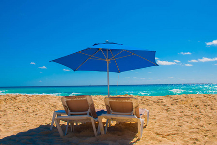 太阳伞和海滩床在热带沙滩, 热带目的地。墨西哥坎昆墨西哥