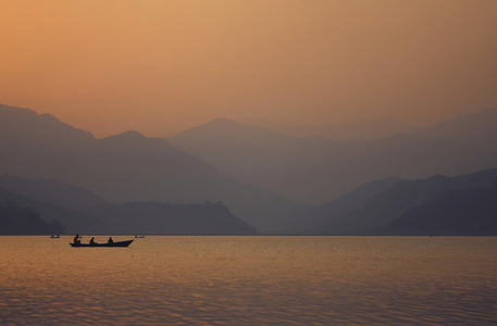 日落尼泊尔在费瓦湖