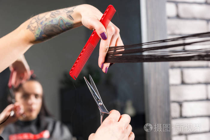 关闭专业美发师的手切割和造型 b照片-正版商用图片06m049-摄图新视界