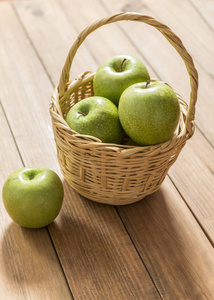 秋天的概念。木板上有苹果的篮子