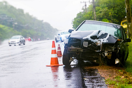 街头车祸事故, 雨天碰撞后受损的汽车