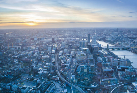 美丽的日落场面在伦敦城市天际图片