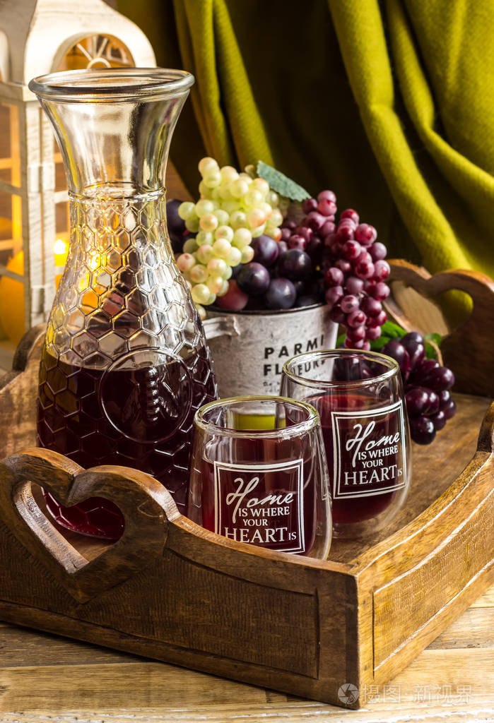 静物红酒水果和旧灯笼