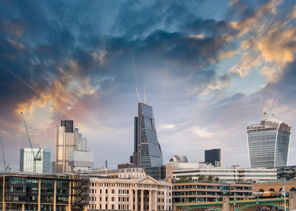 伦敦，英国。现代城市天际线的美丽日落美景