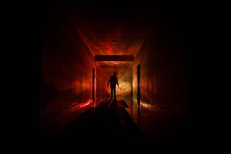 黑暗走廊与橱柜门和灯光与幽灵恐怖的人站在不同的姿势的剪影照片