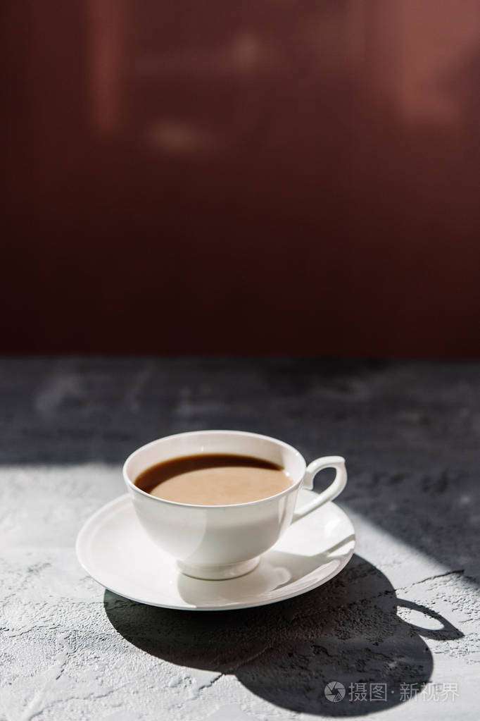 白杯红茶 牛奶或咖啡加牛奶 在飞碟上的灰色的具体背景照片 正版商用图片06m6xw 摄图新视界