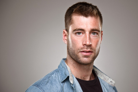 正常的男人灰色背景一个正常男人的肖像照片