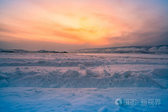 美丽的日落后的天空在贝加尔湖冬季自然景观背景, 俄罗斯