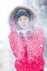 快乐的年轻女人戏剧与雪