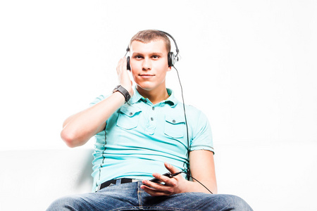 男人喜欢听听音乐头戴式耳机图片