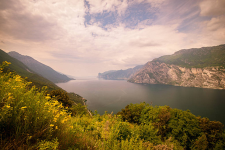 华丽加尔达的湖四面环山的全景