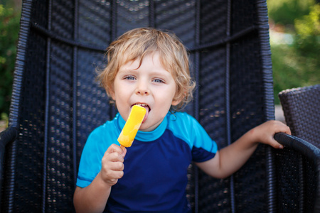 小金发男孩吃黄色冰淇淋