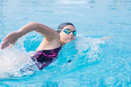 游泳自由泳样式的护目镜的女人