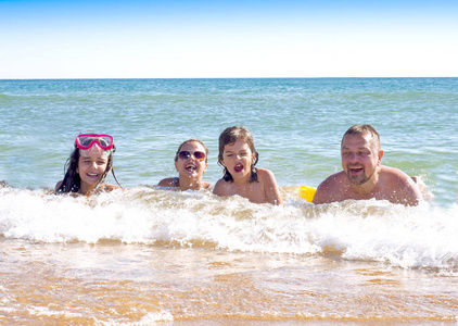 快乐的家庭玩在海洋和溅水游客在一个热带岛屿度假