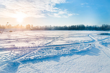 冰雪与冰冻湖泊的冬季景观