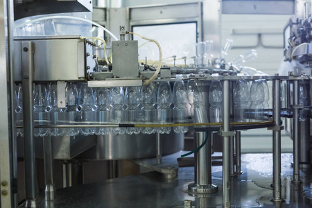 自来水厂. 将纯净的泉水装入小瓶子的水灌装生产线照片