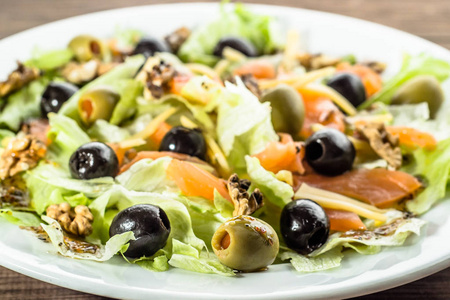 地中海沙拉配蔬菜, 生菜, 鲑鱼和橄榄, 健康饮食理念
