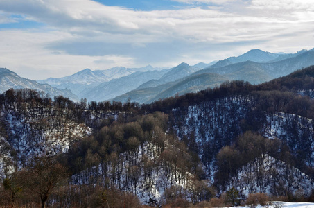 Karachay Cherkessia。俄罗斯。黎明时分高加索山地大气冬季景观