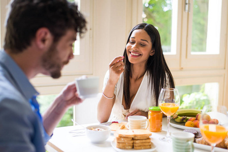 快乐的夫妇在家里有健康的早餐在早上家庭合作的快乐时刻