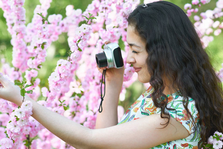 拍照的女孩粉红色的花朵, 自然美景