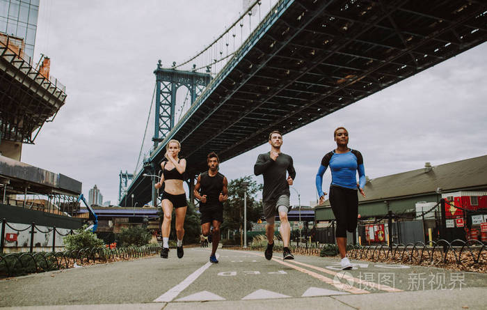 在纽约市街头奔跑的一群城市赛跑者, 关于运动和健身的概念系列