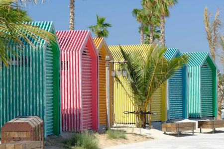 阿联酋迪拜的彩色沙滩洗浴小屋