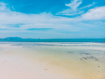 美丽的热带海滩和海的鸟瞰在海岛为旅行和假期的树