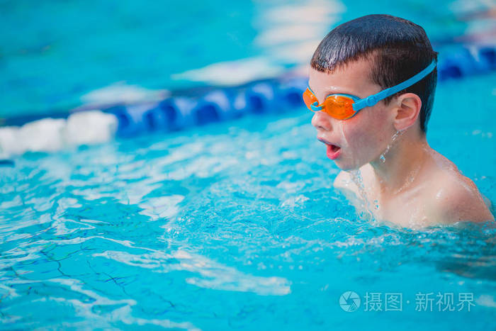 男孩练习游泳