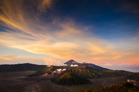 装载溴溴腾格里 semeru 国家公园的火山