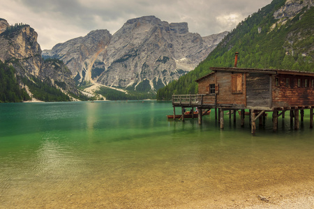 多洛米蒂山区的 braies 湖和背景中的 seekofel 小屋