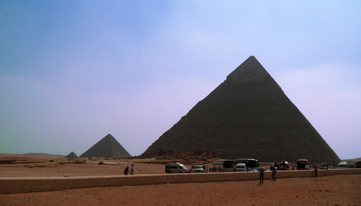cheops 和 chefre 在埃及沙漠中的金字塔