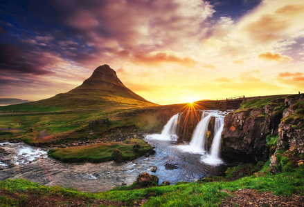 风景如画的日落之上的风景和瀑布。Kirkjufell 山, 冰岛