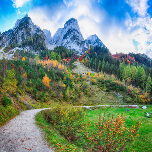 风景秀丽的山水风光与 Dachstein 山山顶由岣梢湖山湖在秋天萨尔茨卡梅谷区域上部奥地利奥地利