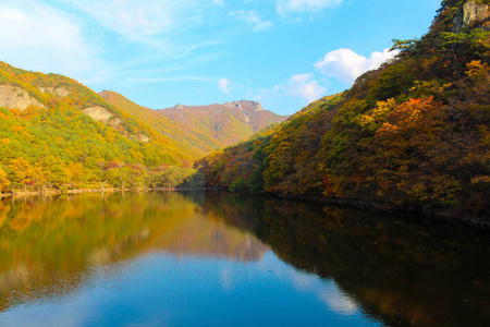 Jusanji 水库韩国 Juwangsan 国家公园五彩森林的山地秋季景观