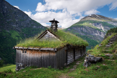 沿 Geirangerfjorden 峡湾山坡的 Kagefla 农场。挪威的旅游胜地。斯堪的纳维亚传统草皮住宅