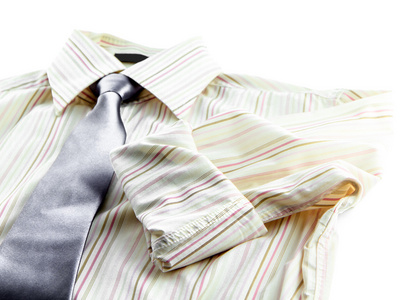 男人的衬衫和领带上白色背景孤立