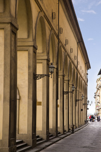 沿着一条街道，佛罗伦萨的建筑物