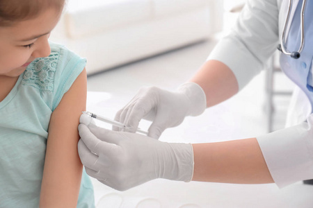 医生在医院给小女孩接种疫苗