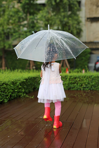 可爱的小女孩, 雨伞在雨中