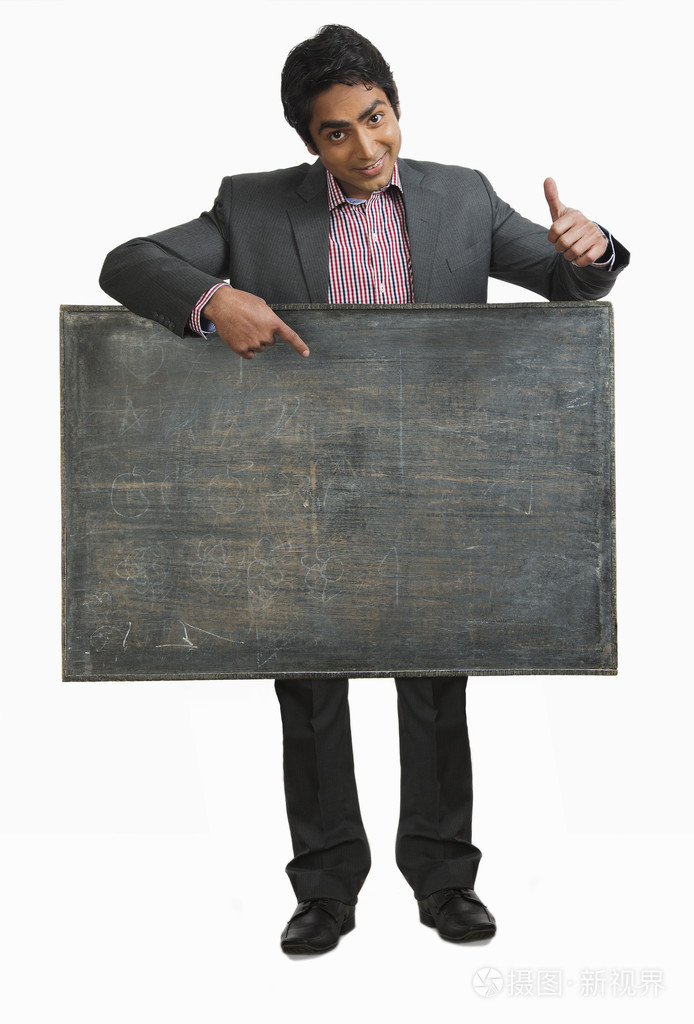 指着黑板上的商人