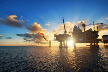 剪影, 海上石油平台在日落或日出时间。
