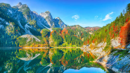 风景秀丽的山水风光与 Dachstein 山山顶由岣梢湖山湖在秋天萨尔茨卡梅谷区域上部奥地利奥地利