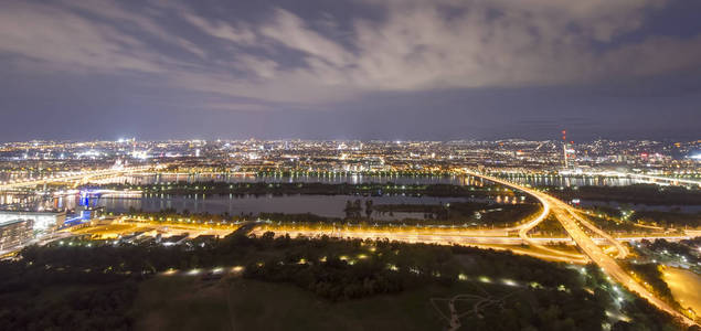 夜晚的维也纳城市景观, 鸟瞰图。奥地利