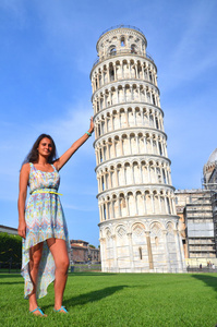 美丽富吸引力的黑发旅游女孩举行比萨，意大利的比萨斜塔