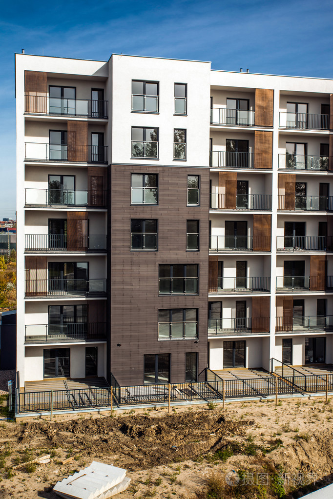 天空背景上的住宅大楼